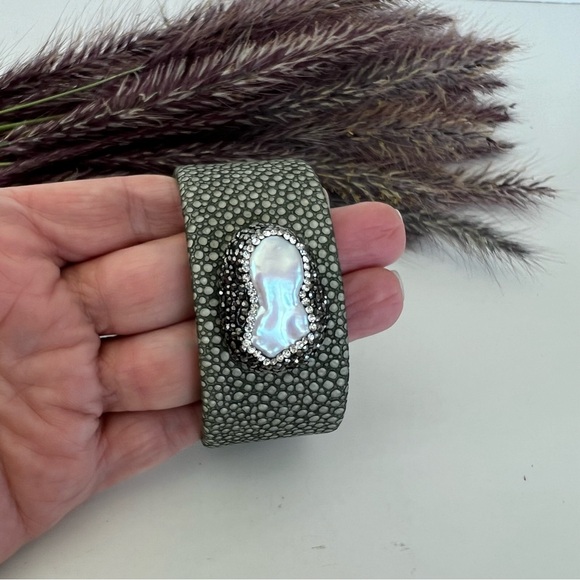 Green Gray Sting Ray Leather w Baroque Pearls Rhinestone Boho Cuff Bracelet NWT - Picture 9 of 11